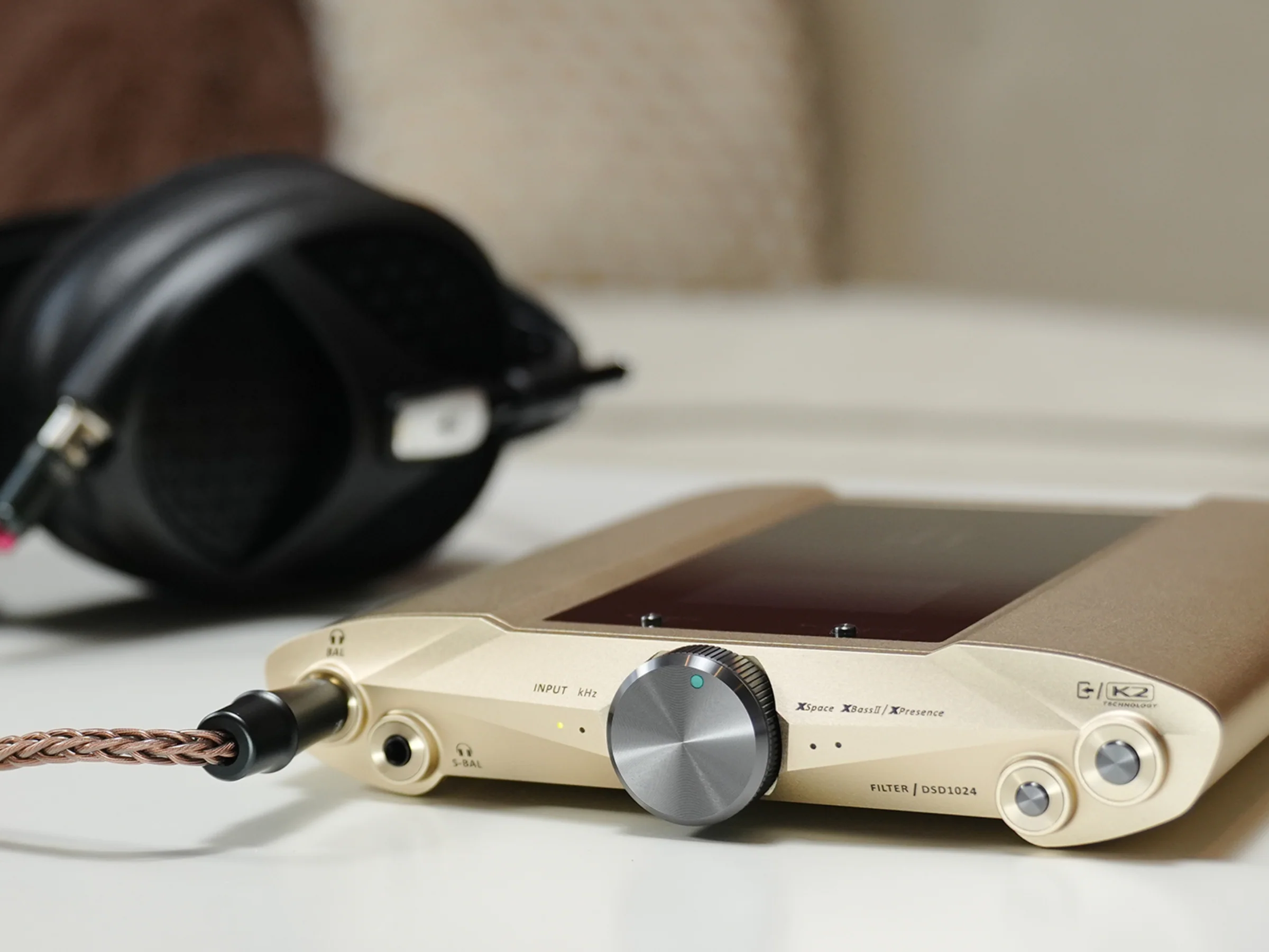 iFi iDSD Valkyrie with Meze Poet Headphone System - Image 12