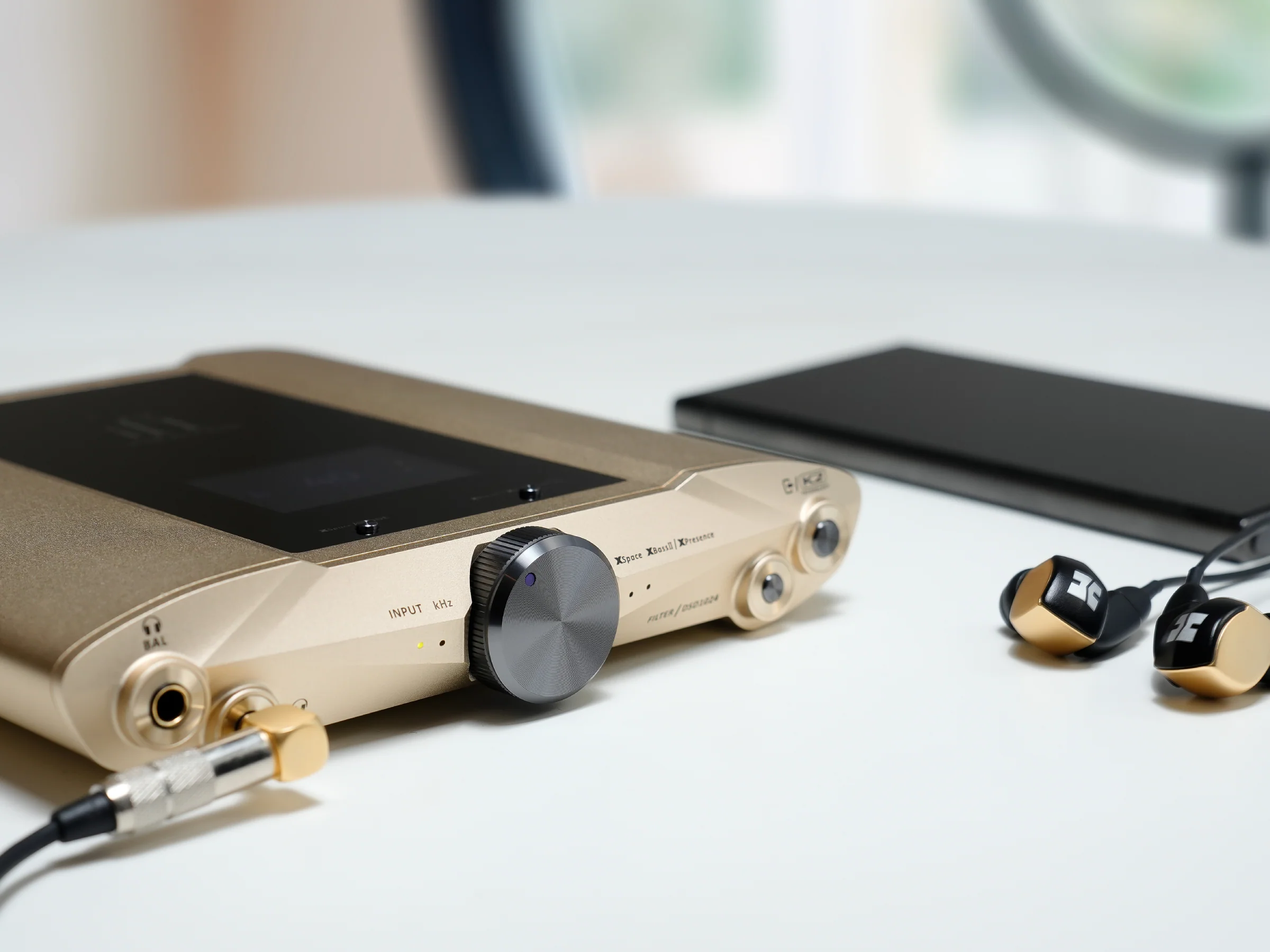 iFi iDSD Valkyrie with Meze Poet Headphone System - Image 13
