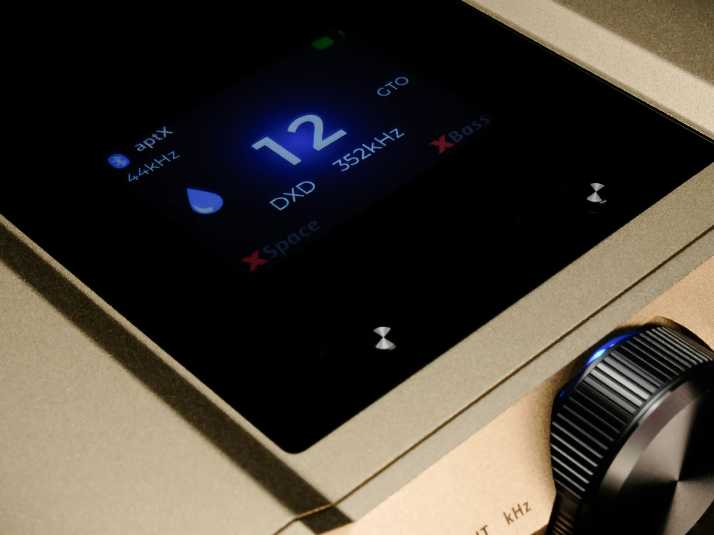 iFi iDSD Valkyrie with Meze Poet Headphone System - Image 16