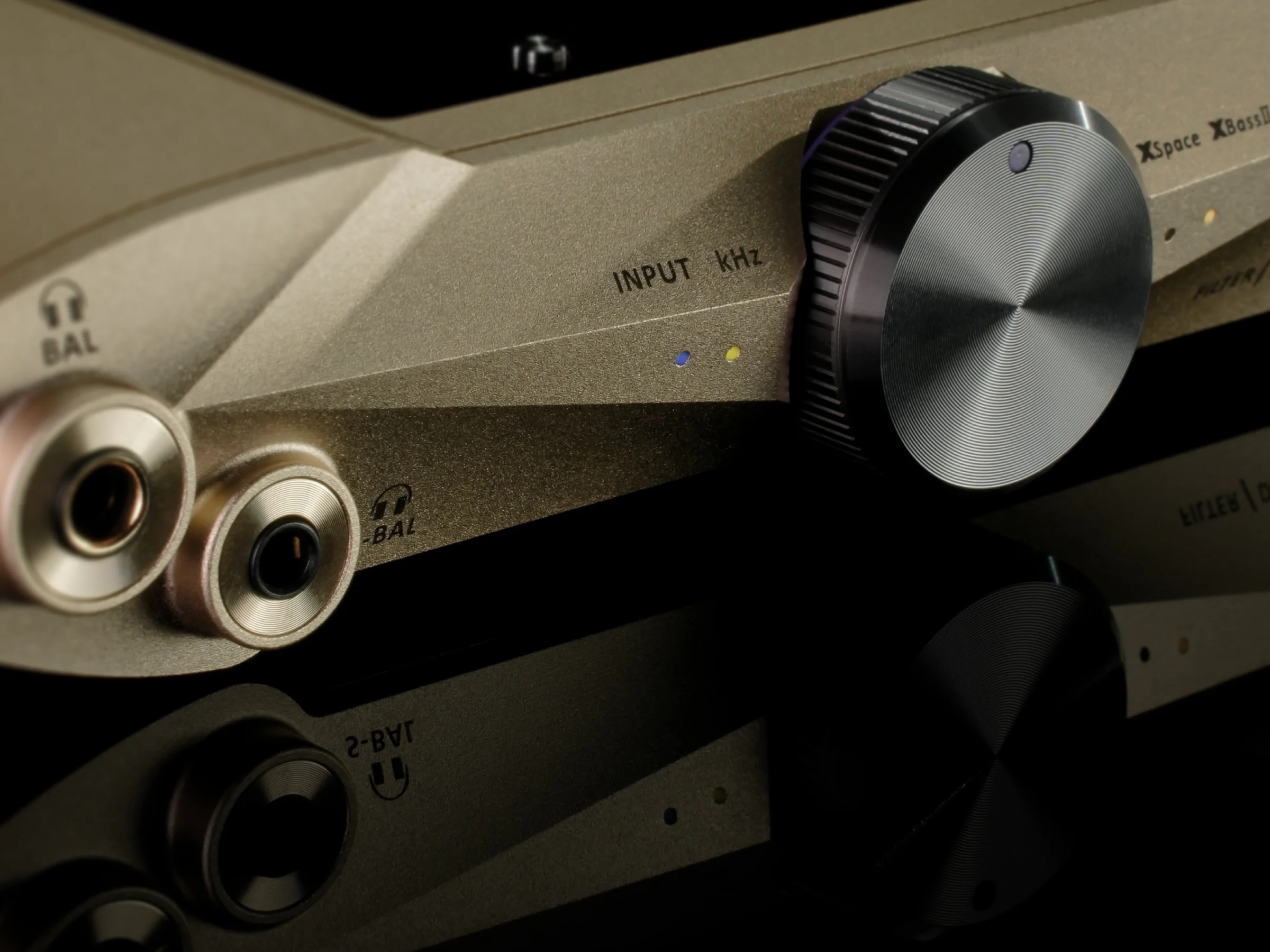 iFi iDSD Valkyrie with Meze Poet Headphone System - Image 19
