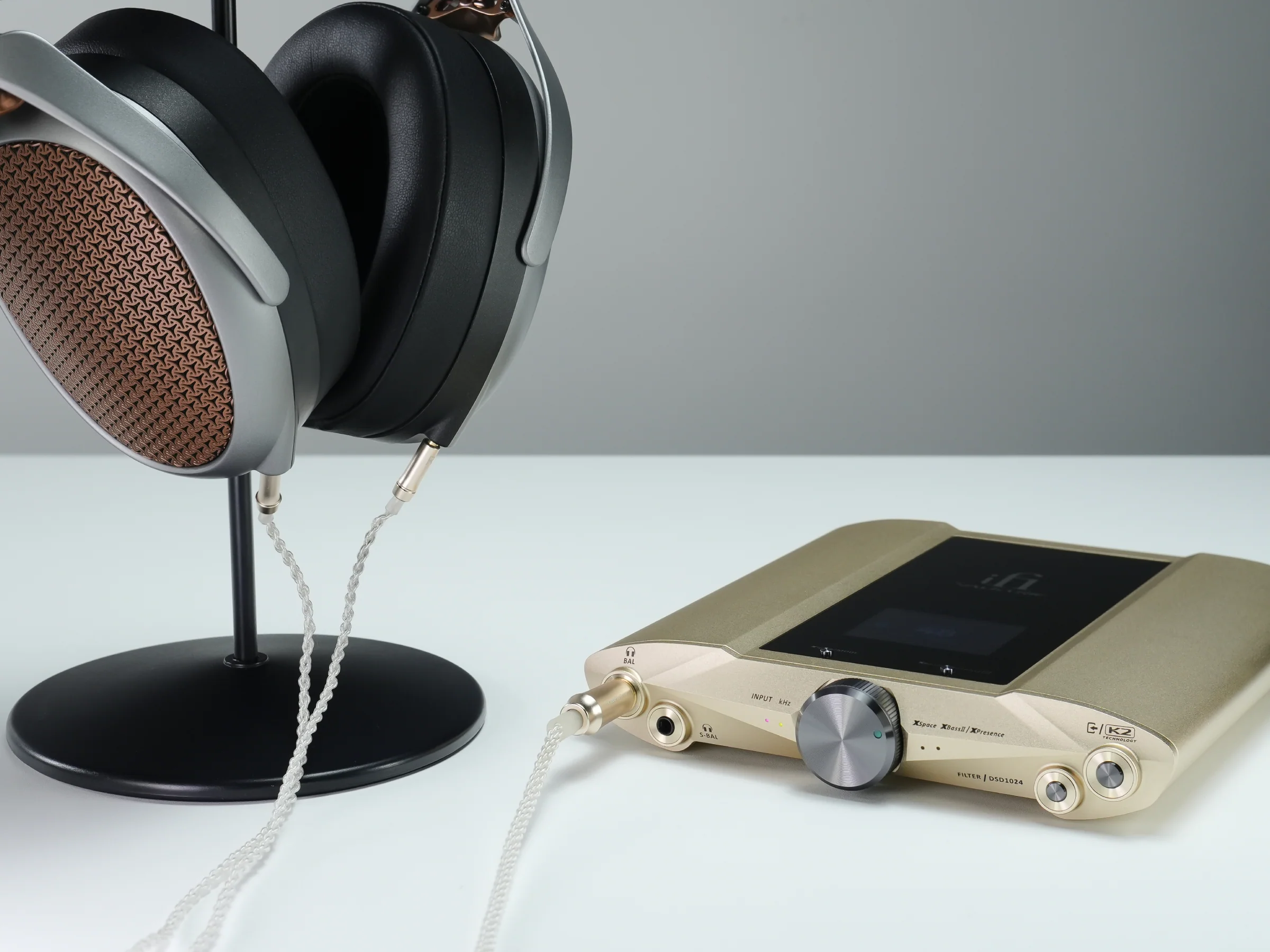 iFi iDSD Valkyrie with Meze Poet Headphone System - Image 24