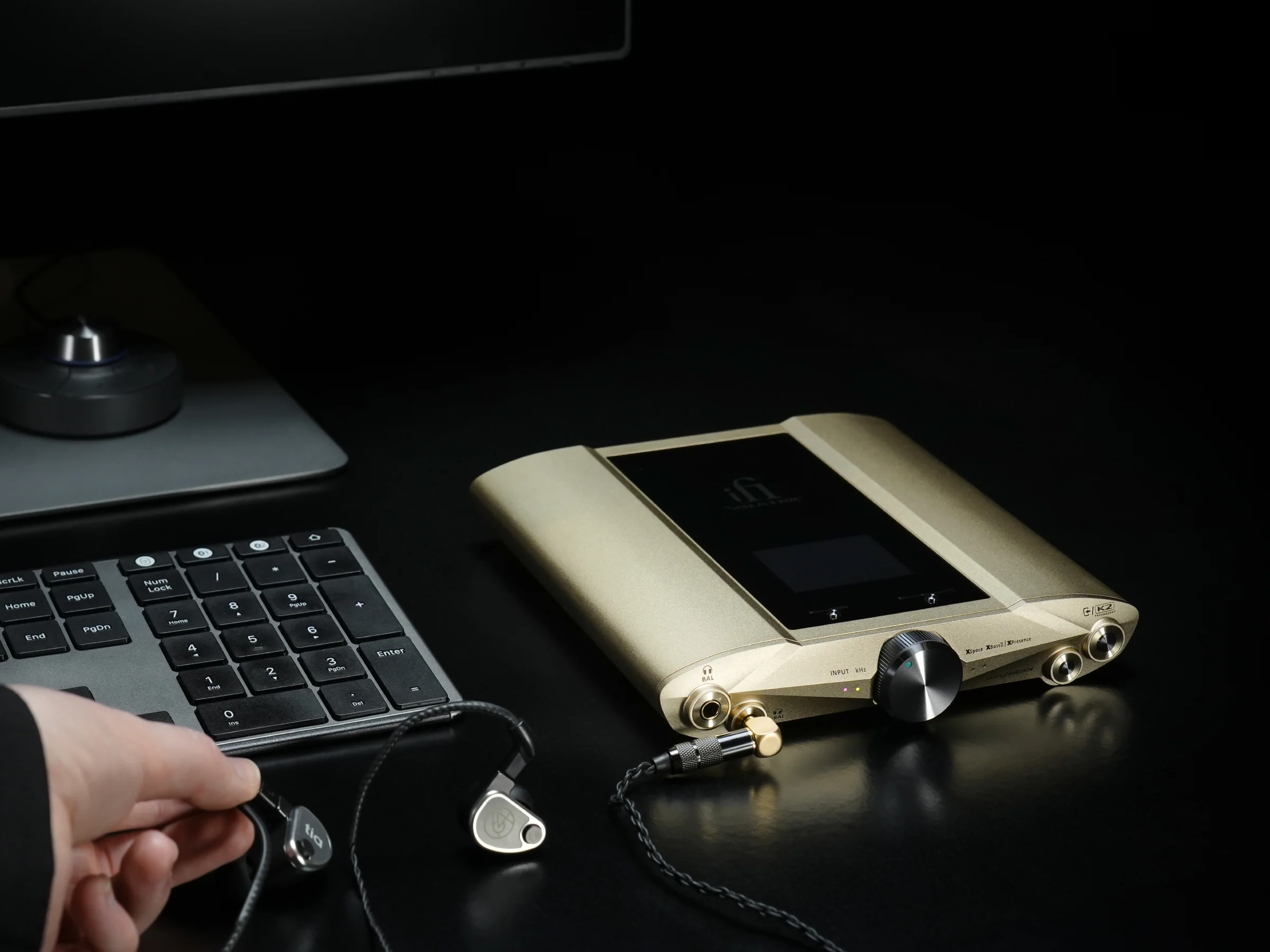 iFi iDSD Valkyrie with Meze Poet Headphone System - Image 27