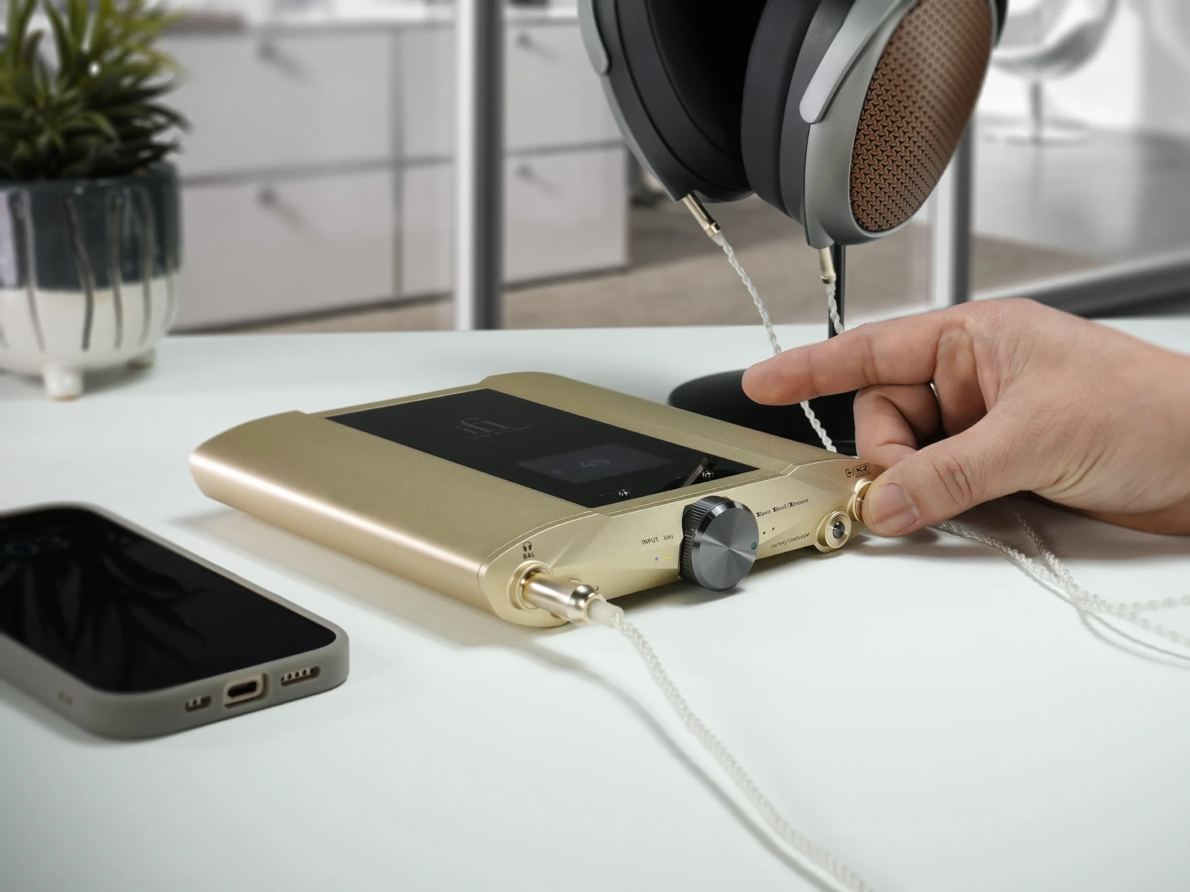 iFi iDSD Valkyrie with Meze Poet Headphone System - Image 29