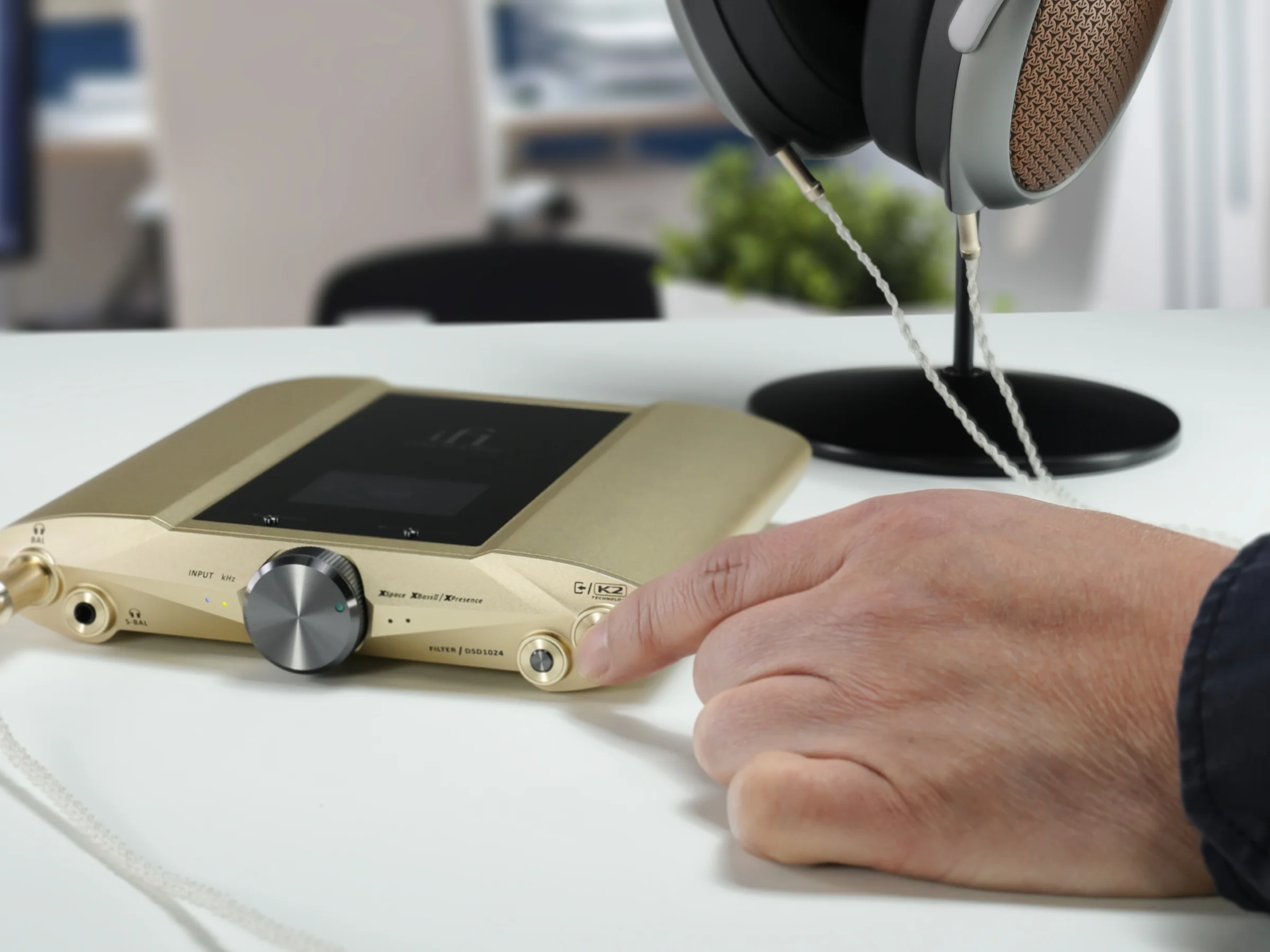 iFi iDSD Valkyrie with Meze Poet Headphone System - Image 30
