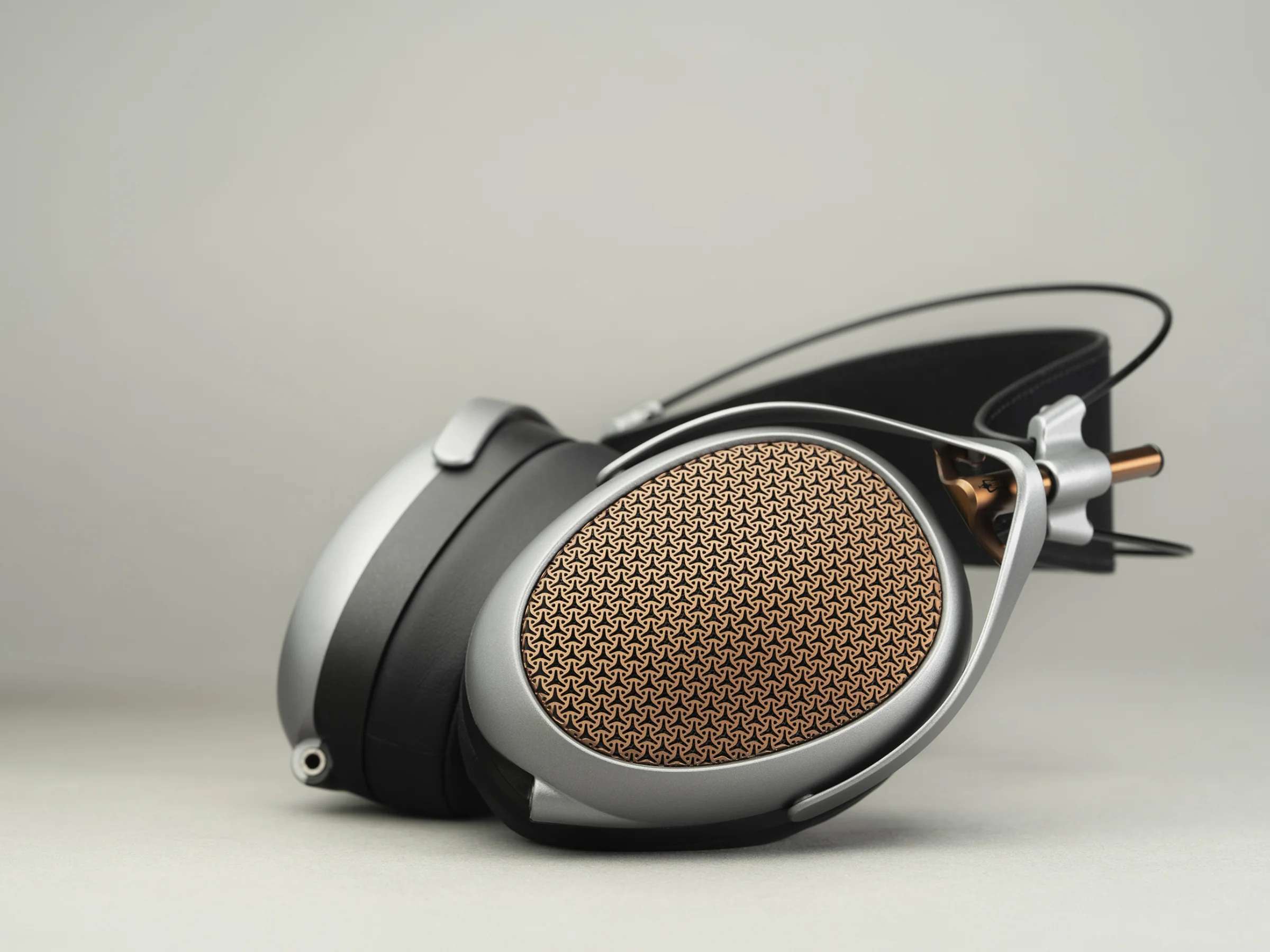 iFi iDSD Valkyrie with Meze Poet Headphone System - Image 31