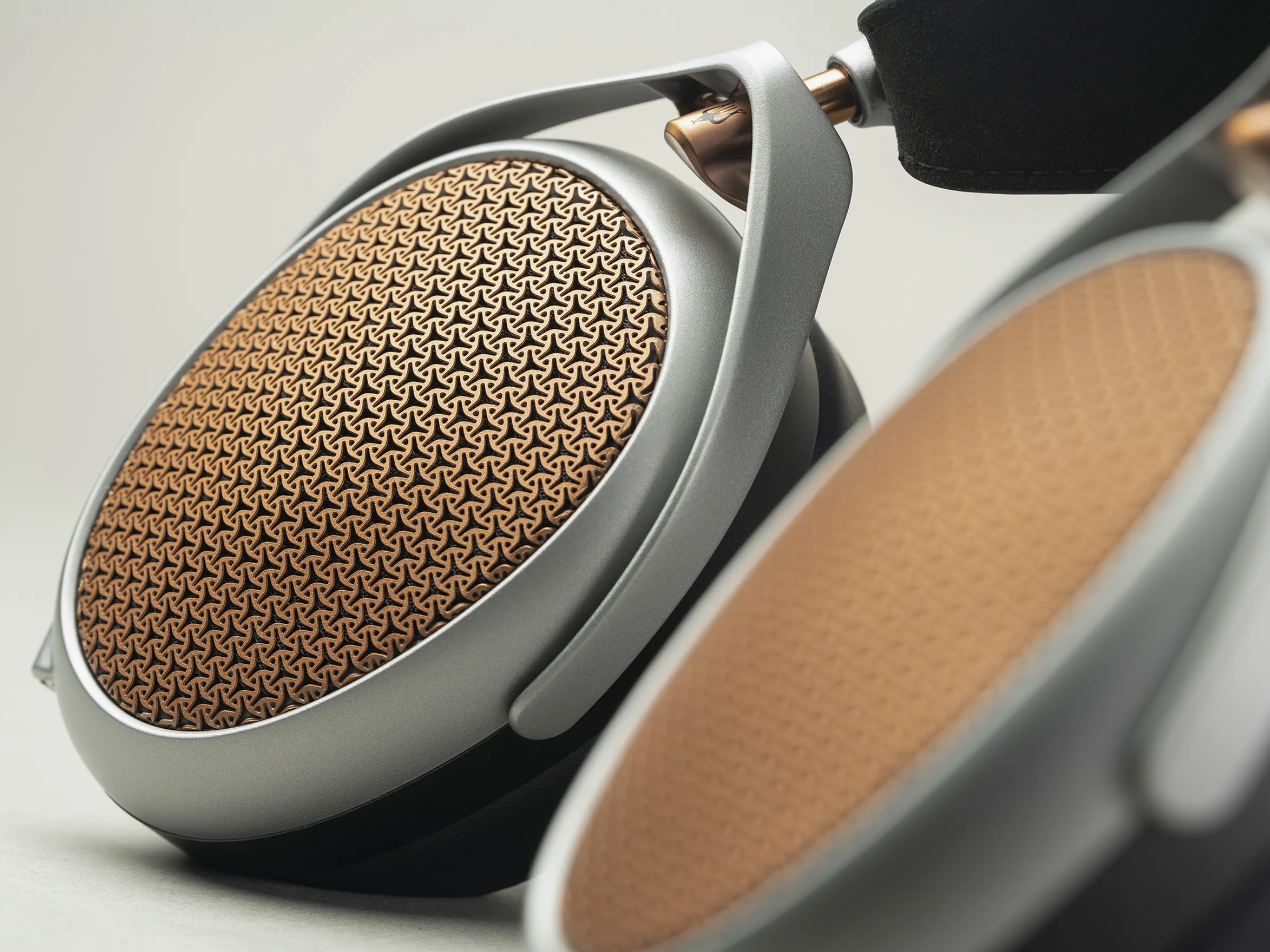 iFi iDSD Valkyrie with Meze Poet Headphone System - Image 32